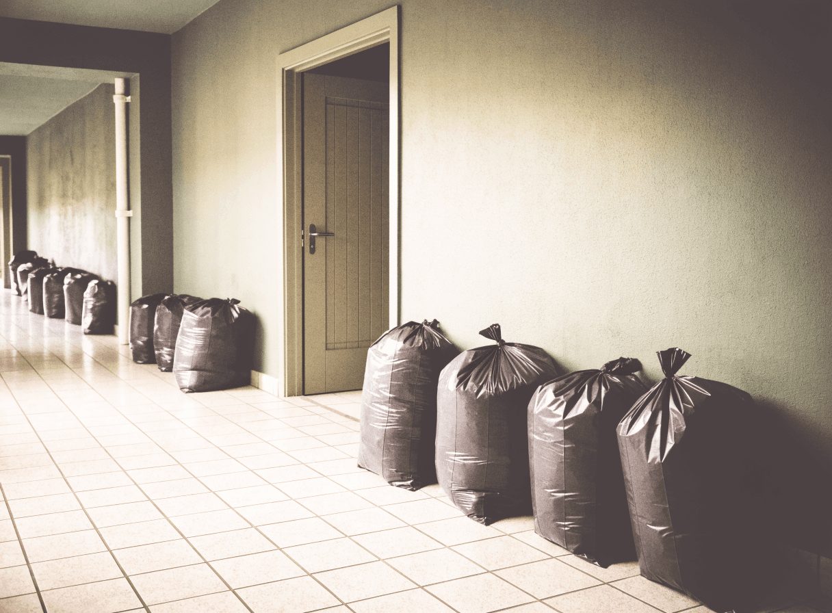Sacs de déchets prêts à être évacués lors d'un débarras