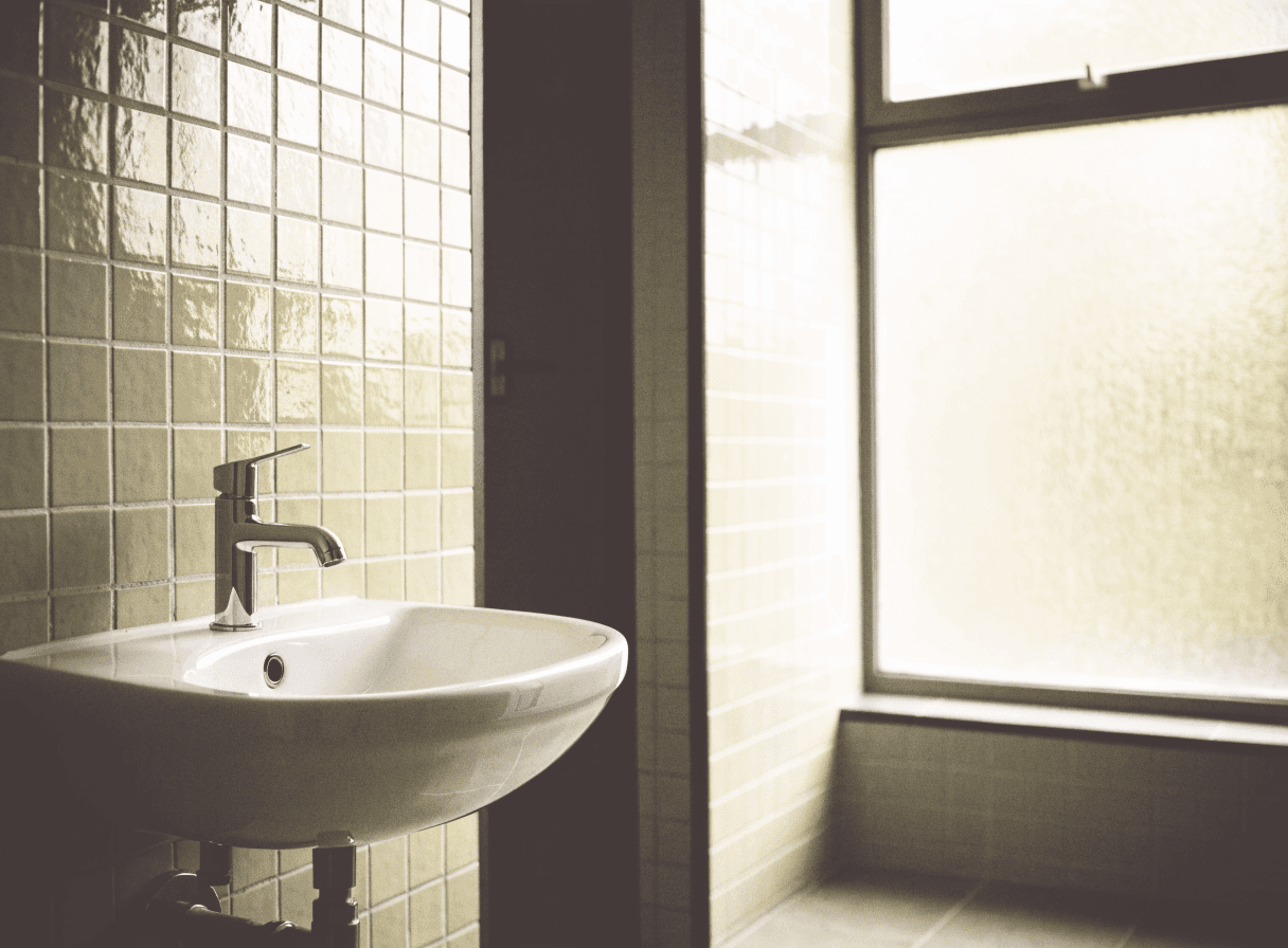 Salle de bains désinfectée après une intervention